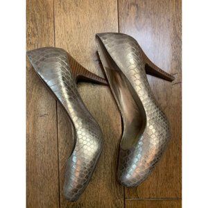 Jessica Simpson gold scaled closed toe heels 8 1/2